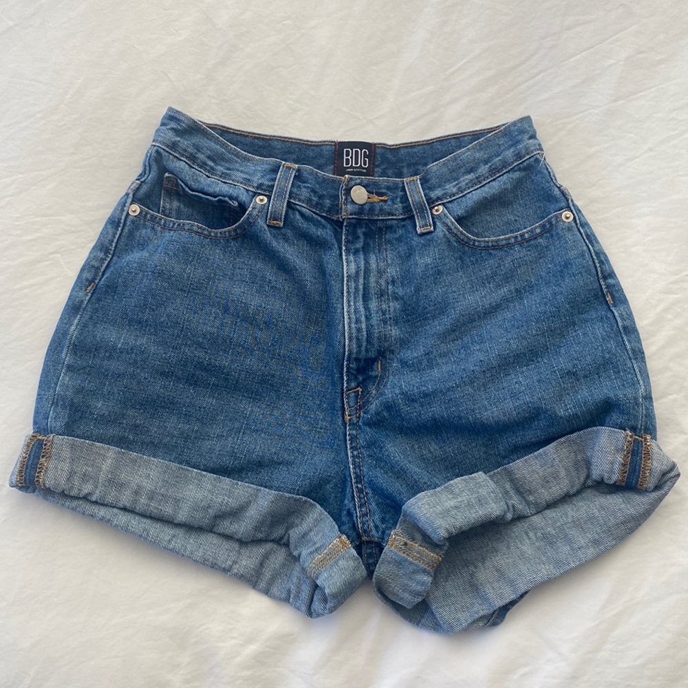 Women’s 27 Urban Outfitters: Mom High Rise Jean Short
